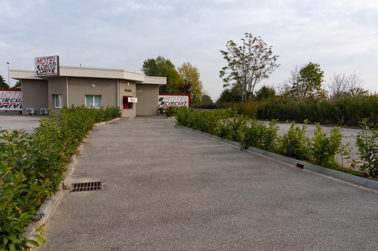 Motel Circuit Drive Cingia De' Botti Exterior foto